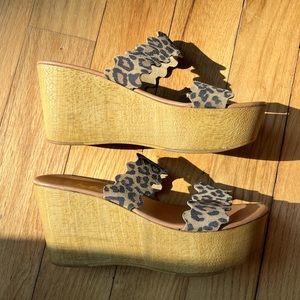 Matisse Charlie Leopard Cheetah Wooden Platform Wedge Sandals 8